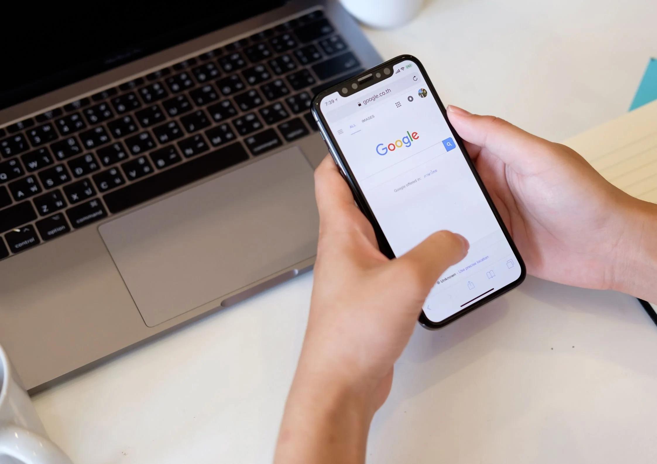 Porównanie Google Ads i pozycjonowania SEO w marketingu firmy